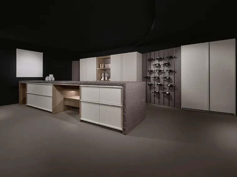 Dove collocarla per non farle combattere contro il termosifone (foto Cantina frigo Maistri Arena Mass + K table con penisola)