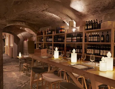 La temperatura stabile della cantina interrata (foto Bottiglia Slide Fiamma)