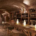 La temperatura stabile della cantina interrata (foto Bottiglia Slide Fiamma)