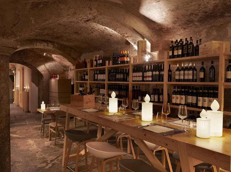 La temperatura stabile della cantina interrata (foto Bottiglia Slide Fiamma)