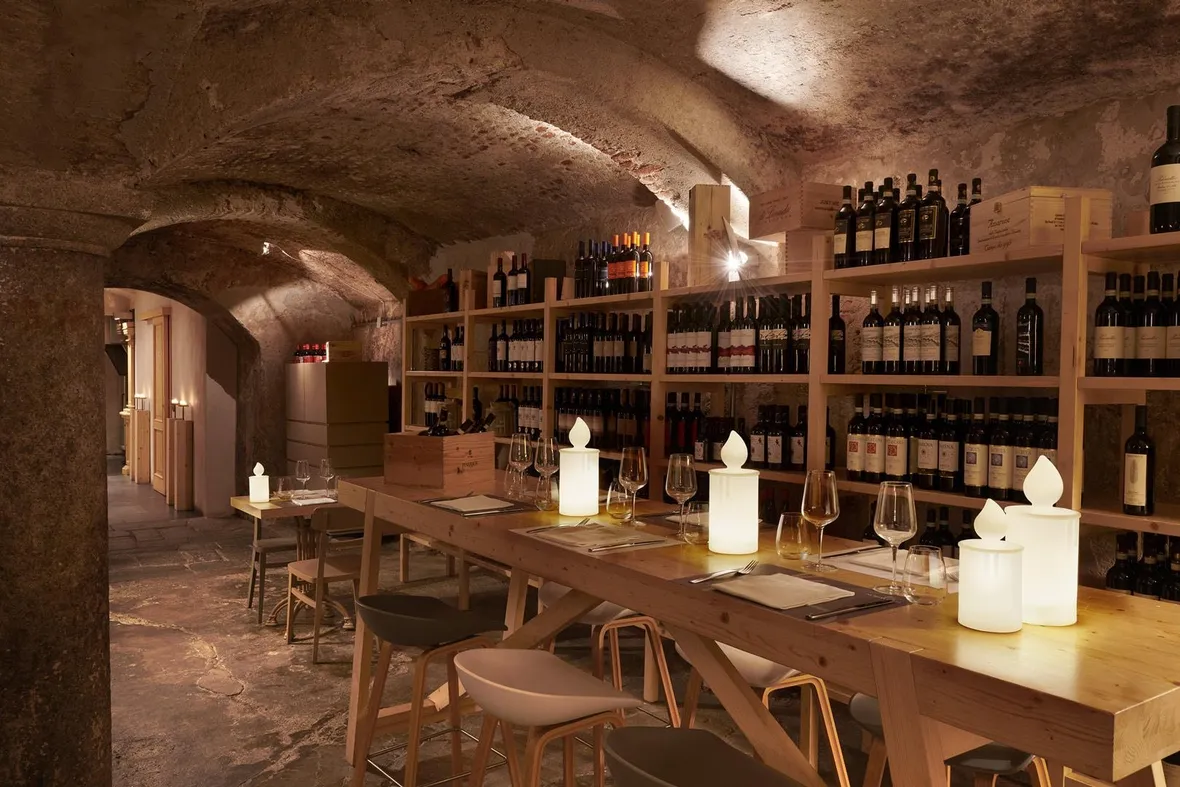 La temperatura stabile della cantina interrata (foto Bottiglia Slide Fiamma)