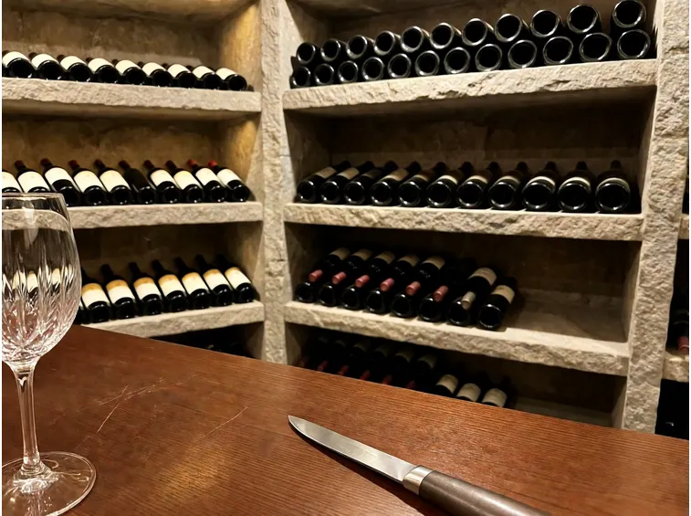 Cosa paghi davvero oltre alla bottiglia: cantina, bicchieri e servizio